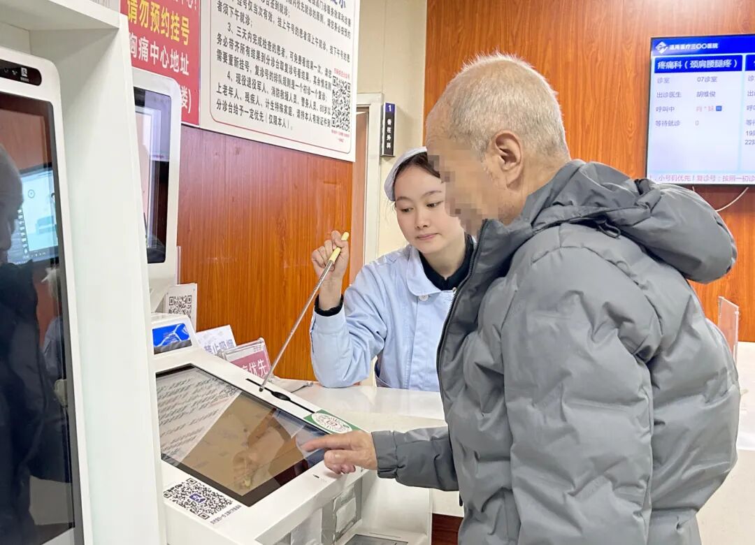 三〇〇医院门诊部李胜娇——它，是护士延伸的指尖，为患者点开通往看诊的大门。它，是护士的“腰”，替你分担一次次弯身的疲惫。它，也是患者的“眼”，在屏幕与现实之间，拨开不安与迷雾。点划之间，传递着无需言语的温柔注视，让人重新找回从容。.jpg