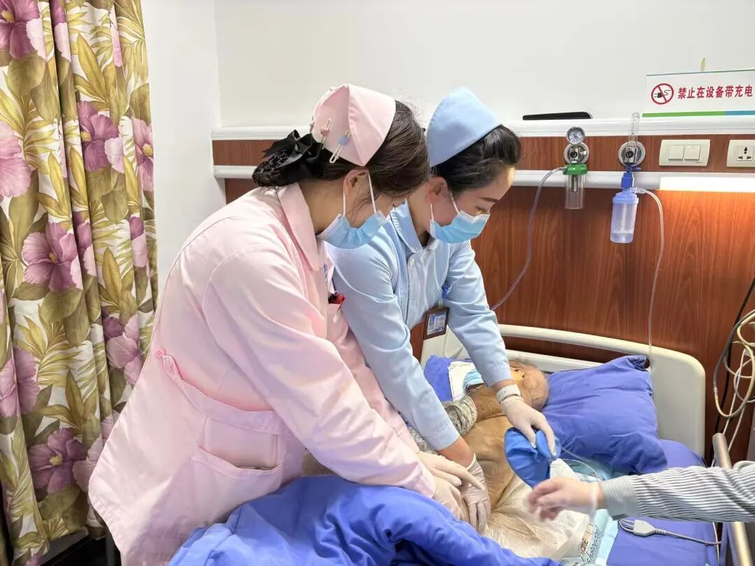 三〇〇医院老年病学科冯丽——小工具彰显大关怀。这些“扣背神器”的应用，不仅解决了老年患者排痰难的临床痛点，更体现了老年病学科“精准护理、人文关怀”的服务理念。“以前最怕咳痰，现在有了这些好工具，再也不用愁了。”患者们的认可，正是对护理创新的最佳褒奖。据悉，该科室还将结合患者个体情况，制定“工具+技术”的个性化气道廓清方案，通过持续优化护理服务，为老年患者的呼吸健康保驾护航。.jpg