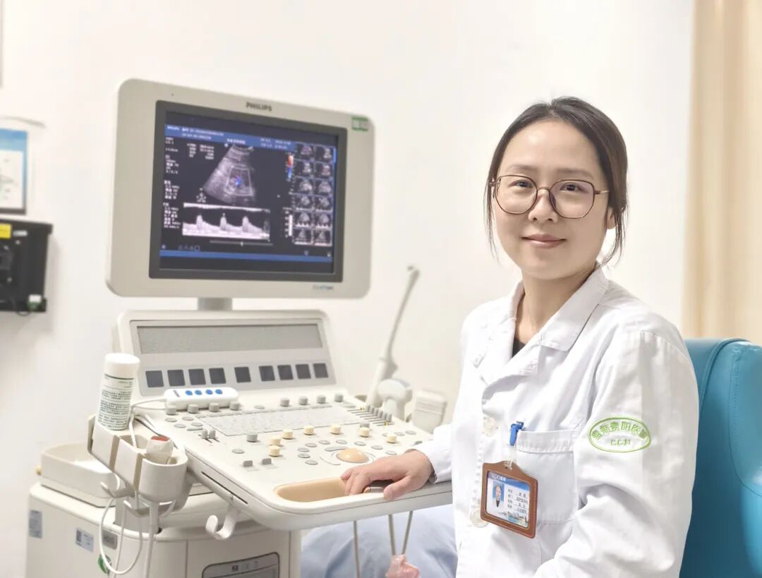 三〇〇医院超声医学科戚懿小飞——这台服役十五年的超声机，是科室的老伙计。当年老主任拍着它说：摸透它的每一道声波，就能独挡一面。从超声小白到技术骨干，它是我最忠实的战友：第一次捕捉到胎心搏动时，它的屏幕映着我颤抖的手；第一次独立夜班时，它以无声安抚我紧张而加快的心跳；手术室里，它助力精准定位。那些一起的日夜与藏在声波里的成长密码，早已刻进我的职业生命里。.jpg