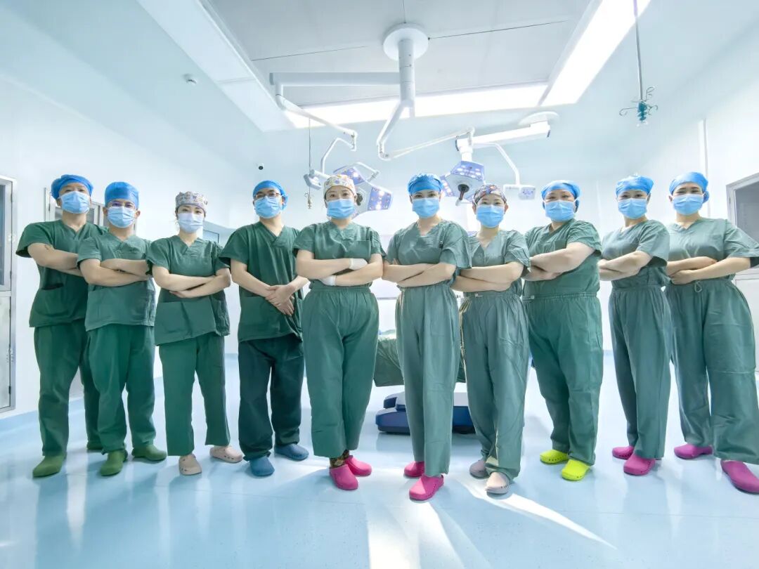 三〇〇医院麻醉手术部蒋丽娟——我们的“老伙计”是头顶的无影灯。它驱散了手术区域的阴影，让每一个操作都清晰可见。从清晨到深夜，它始终明亮如初，照亮我们与病魔较量的战场，也照亮了患者重获健康的希望。它是手术室里最温暖的光，也是我们团队并肩作战的见证者。.jpg