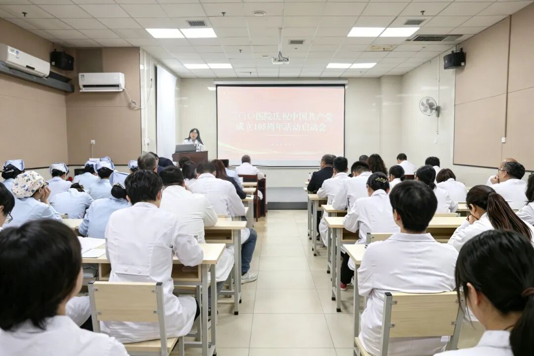 八旬老人抬花盆致椎体骨折，脊柱外科“一针定痛”获锦旗.jpg